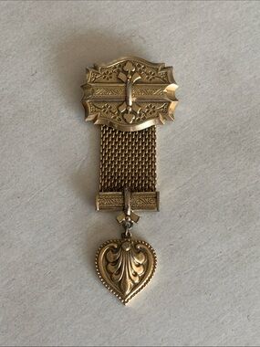 Antique gold plated mesh fob heart brooch lapel pin